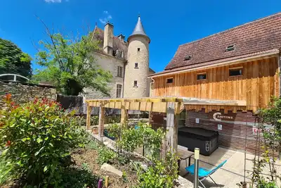 Image de Un spacieux appartement avec terrasse privée, grand jardin clos et jacuzzi.