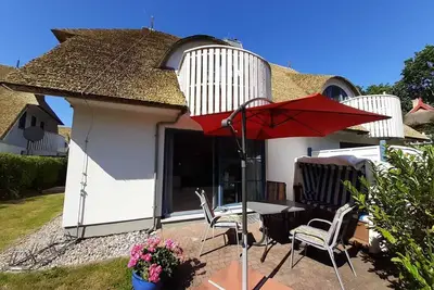 Image de Don't rush me - modern ground floor apartment with south-facing terrace & beach chair in Wieck a. DarĂź