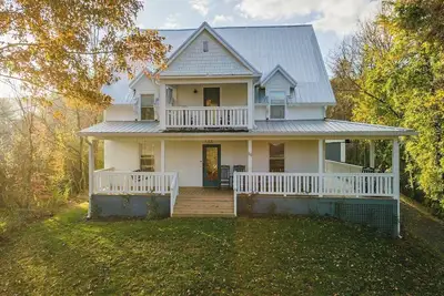 Image de Cozy Farmhouse - 10 min to Avl!