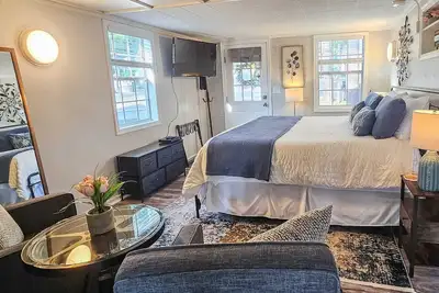 Image de Two Private Suites, Sleeps 4, Parking, Fire Pit