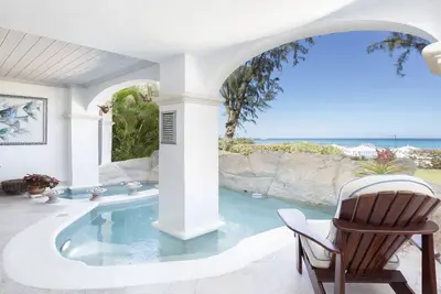 Image de A beachfront apartment with a private plunge pool & direct access to the beach