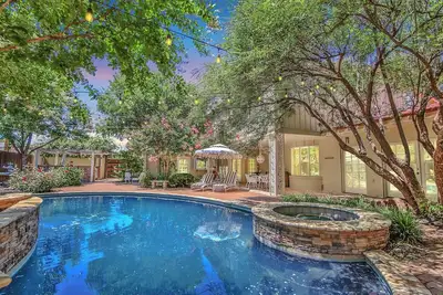 Image de Gatsby Getaway 2 miles to Ttu w/Pool+Speakeasy+Bar