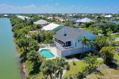 Image de Island time. . walk to beach, heated pool, wide water views. Pet friendly!