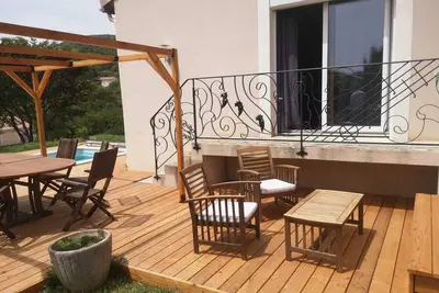 Image de Maison individuelle (120m²) avec piscine, poêle à bois, dans quartier calme.