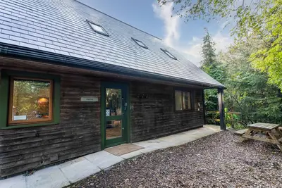 Image de Farley; woodland lodge for 8 with hot tub, log burner, Bbq, near Alton Towers.