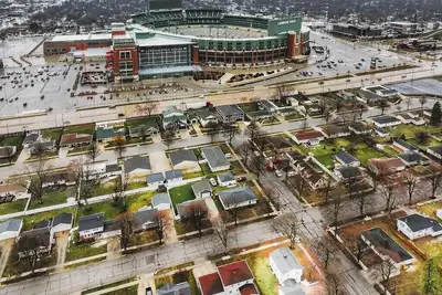 Image de Lisa’s Lambeau Leap! 1. 5 Blocks to Lambeau Newly Remodeled Entertainment Garage!