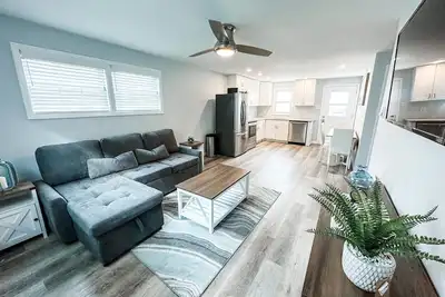 Image de ~Charming Beach Block Bungalow ~ Steps to the Ocean