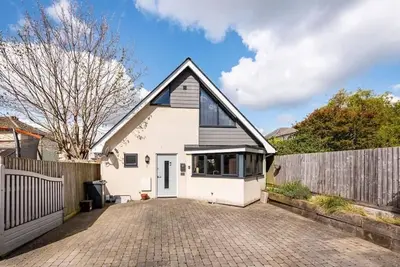 Image de Three Bedroom Detached Home with Parking, Quiet location, Short Drive to Beach!