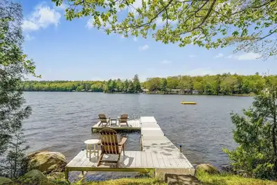 Image de Charming 1920's lakefront cottage on Great Pond, sunsets from the dock
