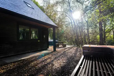 Image de Denstone; woodland lodge for 8 with hot tub, log burner, Bbq, near Alton Towers.