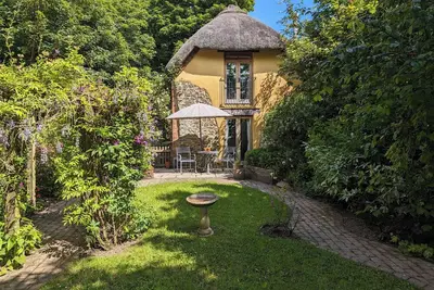 Image de Thatched one bedroom cottage, with private enclosed garden.
