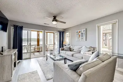 Image de Lake view condo with screened porch, cable & spacious rooms