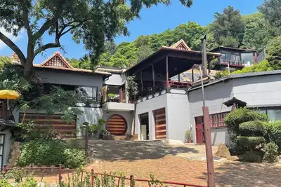 Image de A beautiful spacious tranquil house to rejuvenate in the heart of Northcliff.