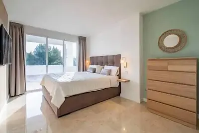 *Modern Flat in Marbella, 2br, Pool & Parking*