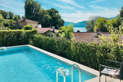 Image de Detached 5½-room house with pool and beautiful lake view
