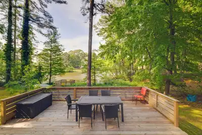 Image de Lakefront Newport News Home, 6 Mi to City Center!
