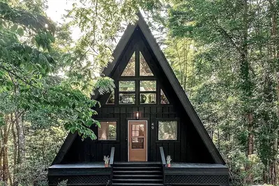 Image de Cozy A-Frame ~10 min to Cashiers - Pet Friendly, Firepit, + Hot tub!