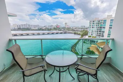 Image de Relaxing Retreat: Near Beaches & Private Balcony