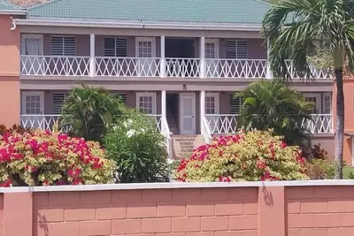 Image de Beautiful island getaway, close proximity to popular beaches and historic site B