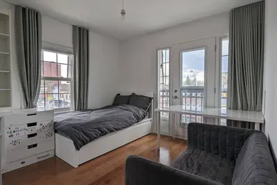 Image de Bright spacious rooms on the Danforth.