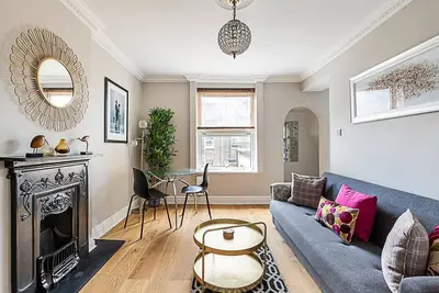 Image de Modern Top-Floor Victorian Charm in Kensington
