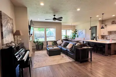 Image de Spacious 4 Br 3 Ba home in beautiful neighborhood. Gated yard. Pet-friendly.