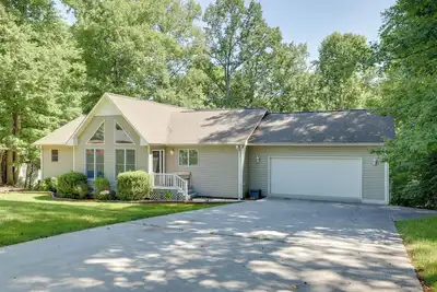 Image de Smith Mountain Lake Home w/ Private Hot Tub & Dock