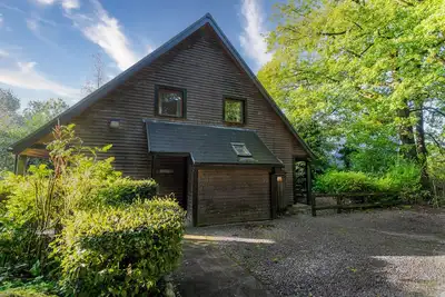 Image de Weaver; woodland lodge for 12 with hot tub, log burner, Bbq, near Alton Towers.