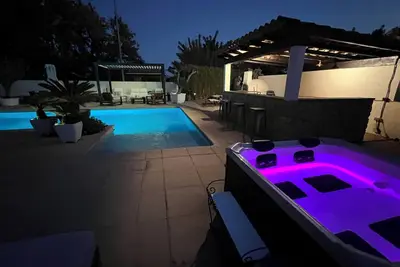 Image de villa climatisée avec piscine (rez de chaussée totalement indépendant)