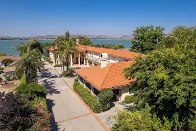 Image de Waterfront Lakeside Mansion Great for Large Families, Retreat, and Events