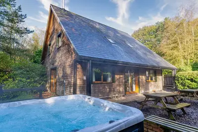 Image de Norbury; woodland lodge for 12 with hot tub, log burner, Bbq, near Alton Towers.