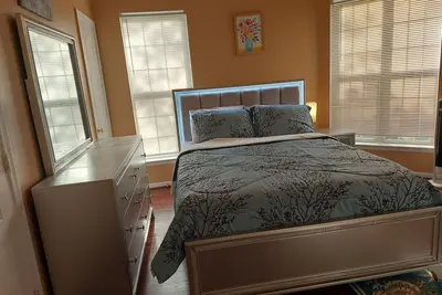 Image de A cozy bedroom in a house in the heart of Bowie Maryland. 10 to 15 minutes to Dc