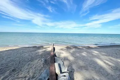 Image de Cottage in Lexington with Lake view just 100 steps from the beach! !