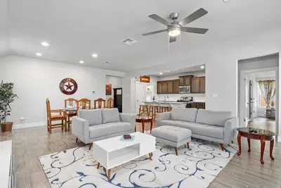 Image de Perfect house for vacation or work w/Patio, Yard & Parking! 5 min from Kalahari!