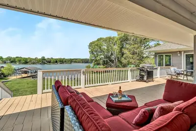 Image de Flip Flop Hideaway- Sandy beach for kids huge yard for dogs and fire pit for smores!
