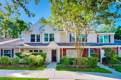 Image de Modern townhouse close to shopping, night life and restaurants