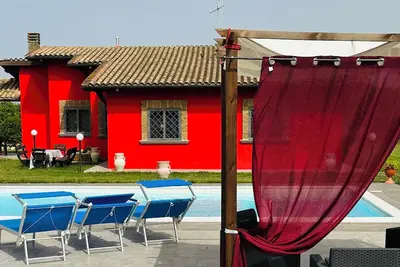 Cozy villa surrounded by greenery, with swimming pool and pets allowed.