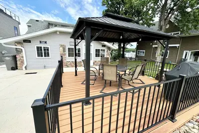 Image de Lake Front House, walking distance to Arnold's Park, shops and restaurants.
