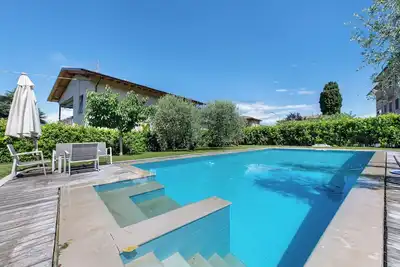 Image de Appartement 'Appartamento Pittoresco Con Piscina' avec vue sur le lac, Wi-Fi et climatisation