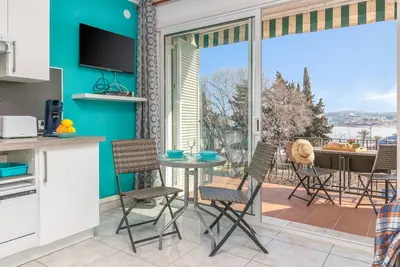 Image de Appartement 'Bella Mar' avec vue sur la mer, terrasse privée et climatisation.