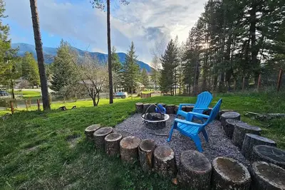 Image de 10 minutes to Glacier! Family-friendly home with porch & swing