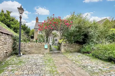 Image de 3 chambres à coucher à Sutton Benger, near Lacock