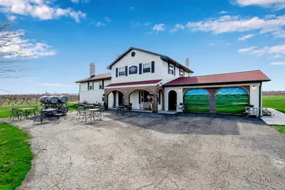 Image de 3- Bedroom Apartment at an Award Winning Winery