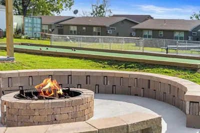 Image de Cozy zero-step cabin by lake. Pvt. Hot tub. Pool. Fire pit. Pickleball. Kayaks