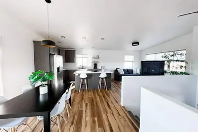 Image de Modern Home with Hot Tub + Sauna