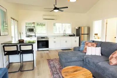 Image de North shore living! Walking distance to Hale’iwa town. Private lanai, Ac, WiFi.