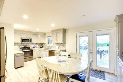 Image de Super close to Lambeau! 4 minute walk to the stadium district! 2 bedroom home.