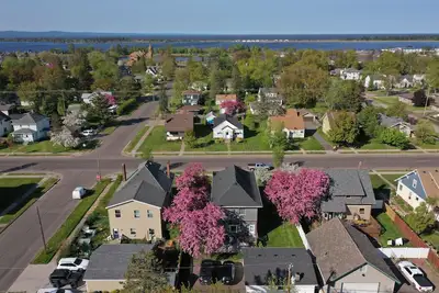 Image de Cheerful 4 Bedroom home close to the waters edge.