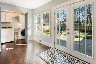 Image de Remodeled Wendell Zebulon home with a pool table and quality amenities