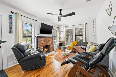 Image de Cozy Spa Home blocks away from Bayshore, Dining, in a beatiful nieghborhood.